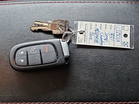 Used 2021 Jeep Cherokee Trailhawk AWD/4WD image 39