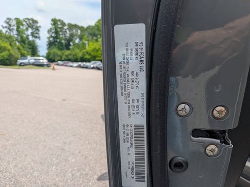 Used 2018 Dodge Challenger SXT RWD image 29