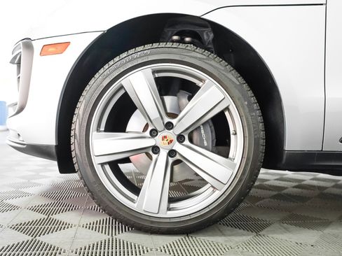 Certified 2025 Porsche Macan image 14