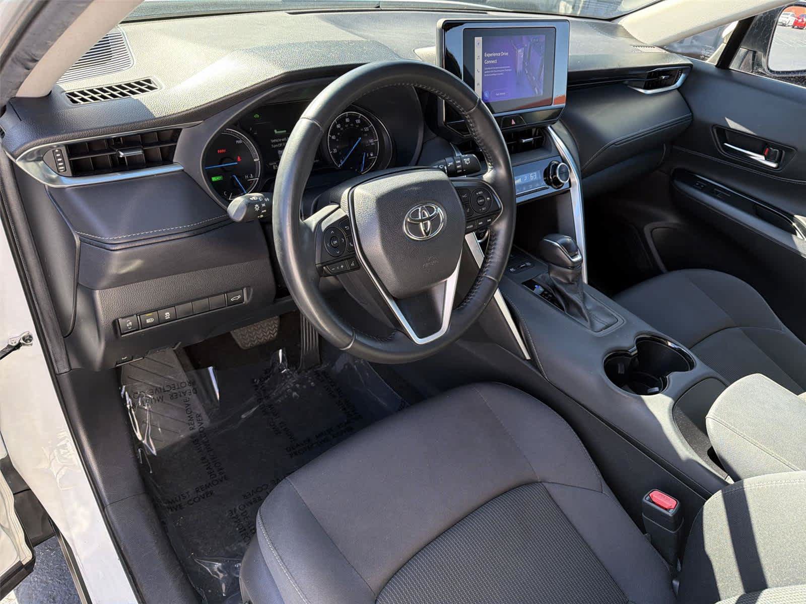 Used 2023 Toyota Venza LE AWD/4WD image 2