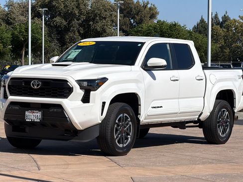 Used 2024 Toyota Tacoma TRD Sport w/ TRD Sport Upgrade Package AWD/4WD image 8