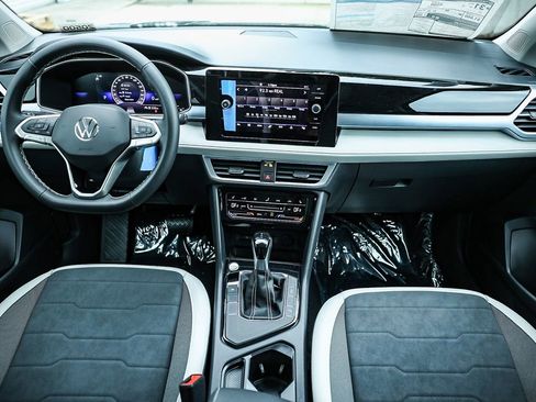 New 2026 Volkswagen Taos SE image 21