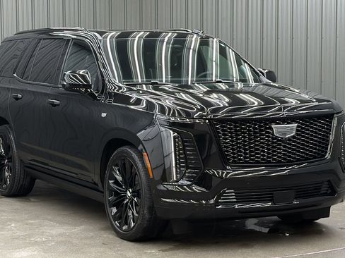 Used 2025 Cadillac Escalade Sport Platinum w/ LPO, ONYX Package image 7