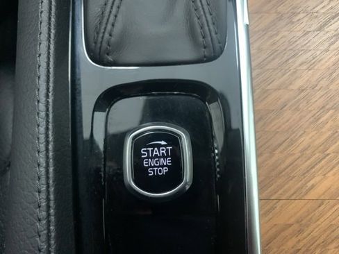 Certified 2022 Volvo XC90 T6 Momentum w/ Climate Package image 16