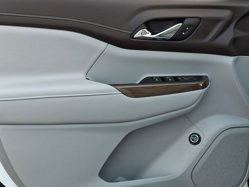 Used 2023 GMC Acadia SLE w/ Driver Convenience Package image 12