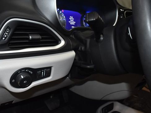 Certified 2024 Chrysler Pacifica Touring-L image 28