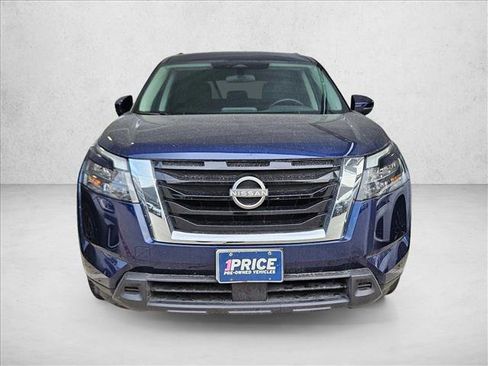 Used 2025 Nissan Pathfinder SV image 2