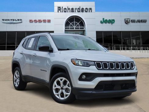 Used 2025 Jeep Compass Latitude AWD/4WD image 1