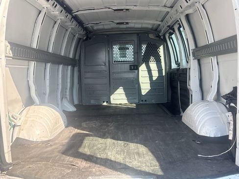 Used 2017 Chevrolet Express 2500 RWD image 20