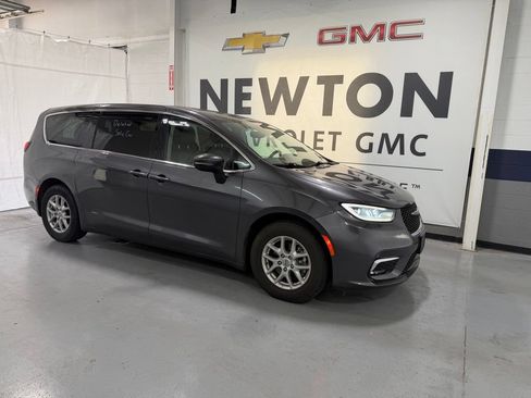 Used 2023 Chrysler Pacifica Touring-L FWD image 2