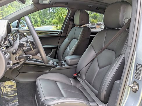 Certified 2026 Porsche Macan AWD/4WD image 5
