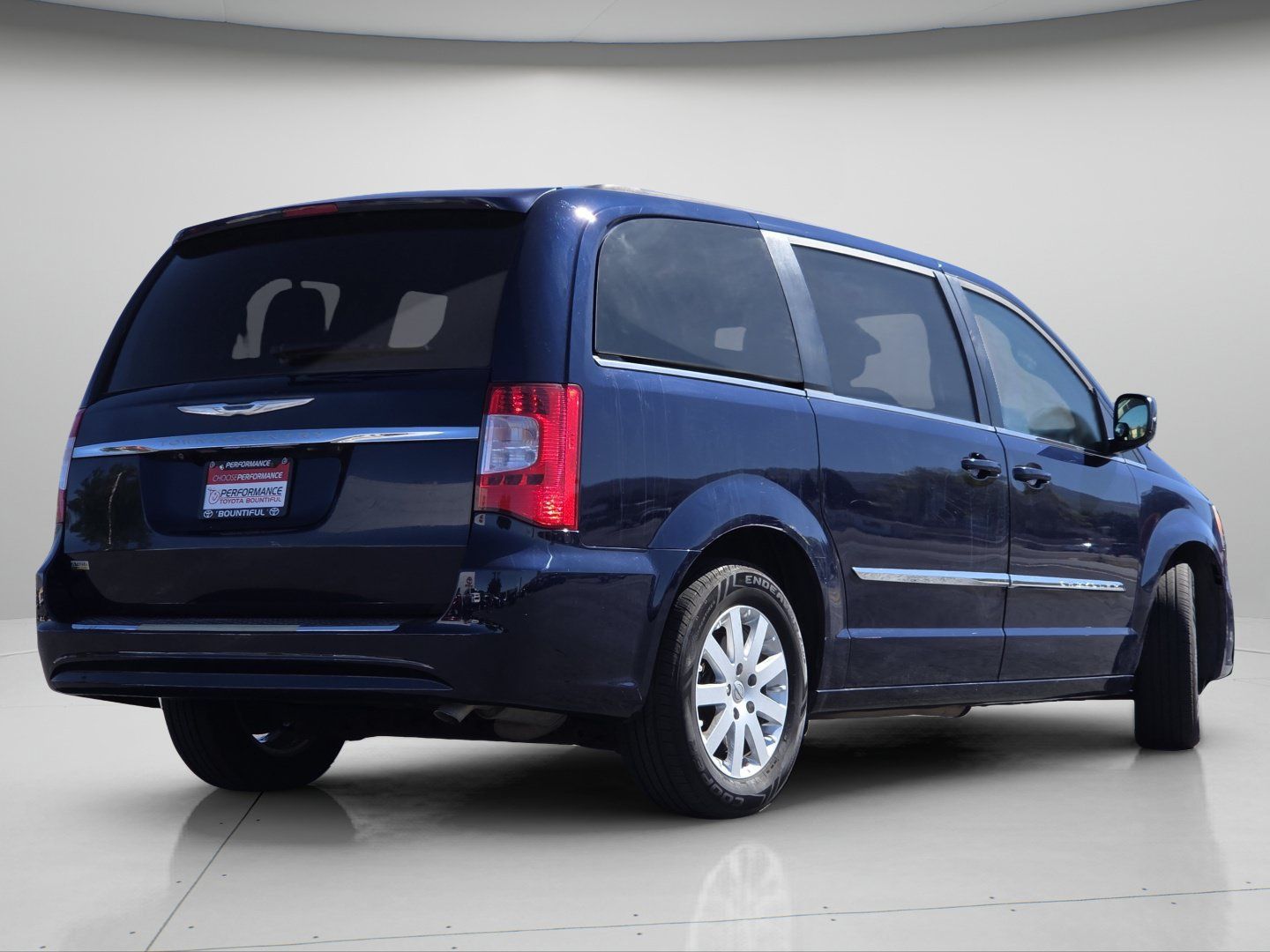 Used 2015 Chrysler Town & Country Touring FWD image 22