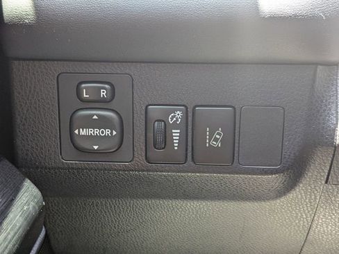 Used 2018 Toyota RAV4 Limited FWD image 27