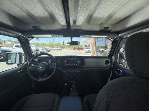 Used 2025 Jeep Gladiator Sport AWD/4WD image 17