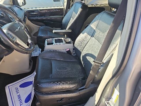 Used 2014 Chrysler Town & Country Touring-L image 8
