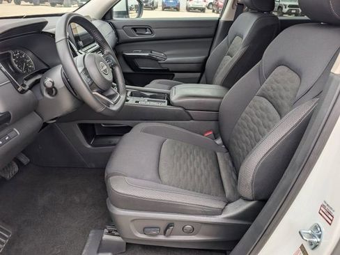 Used 2025 Nissan Pathfinder SV FWD image 8