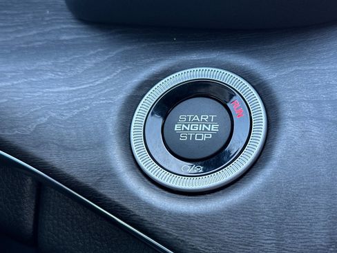 New 2022 Jeep Grand Cherokee Overland w/ Advanced Protech Group III image 23