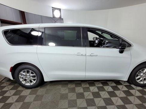 New 2026 Chrysler Pacifica Select image 8