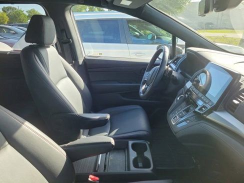Used 2024 Honda Odyssey Sport image 3