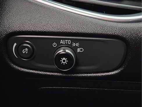 Used 2018 Chevrolet Malibu Premier w/ Premier Sun and Wheel Package image 18