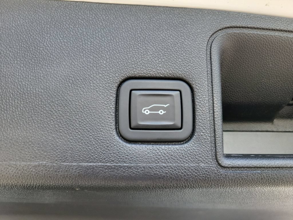 Used 2024 GMC Terrain SLT FWD image 9