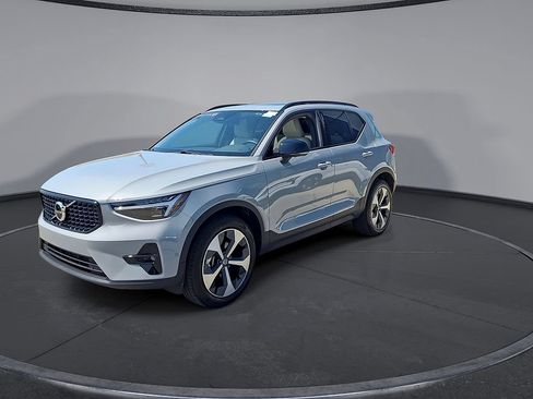 Certified 2026 Volvo XC40 B5 Plus AWD/4WD image 3