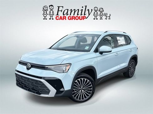 Used 2025 Volkswagen Taos SE FWD image 1