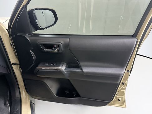 Used 2018 Toyota Tacoma TRD Sport w/ Technology Package image 29