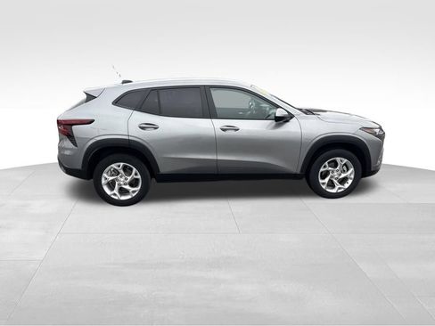 Used 2024 Chevrolet Trax LS w/ LS Convenience Package FWD image 8