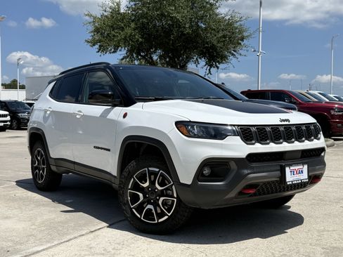 Used 2025 Jeep Compass Trailhawk AWD/4WD image 2