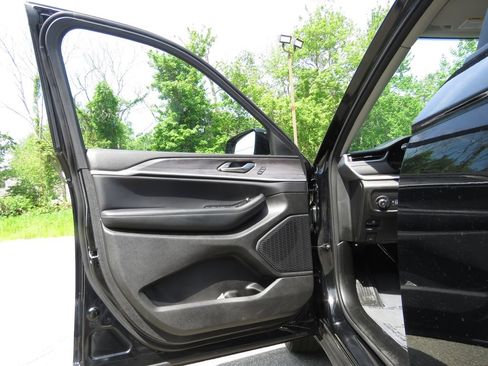 Used 2023 Jeep Grand Cherokee Limited AWD/4WD image 9