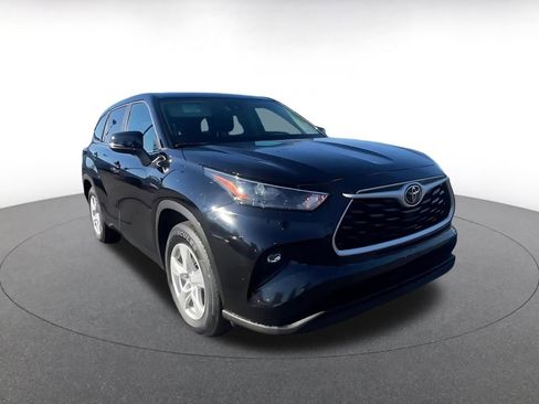 Used 2025 Toyota Highlander LE image 3