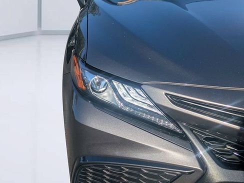 Used 2022 Toyota Camry XSE FWD image 9