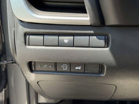 Used 2025 Nissan Rogue SV AWD/4WD image 29