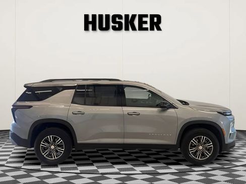 Used 2025 Chevrolet Traverse LT AWD/4WD image 2