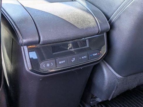 Used 2022 Toyota Highlander XLE AWD/4WD image 18