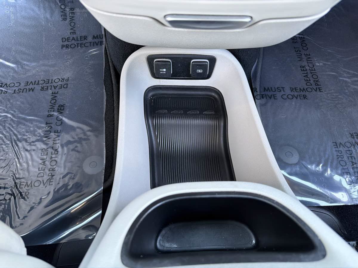 Used 2021 Chrysler Pacifica Touring-L FWD image 43