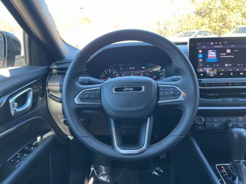 Used 2025 Jeep Compass Trailhawk image 31