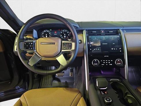 New 2024 Land Rover Discovery Metropolitan Edition image 16