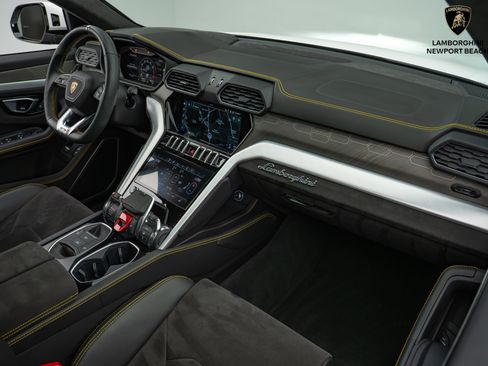 Used 2022 Lamborghini Urus image 6