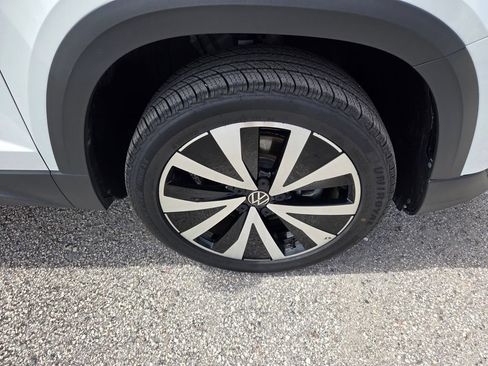 Used 2022 Volkswagen Taos SE FWD image 16