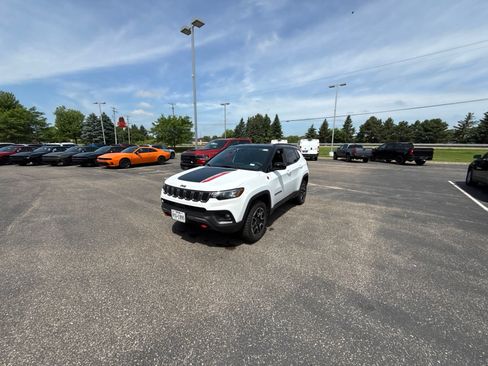 Used 2025 Jeep Compass Trailhawk AWD/4WD image 9