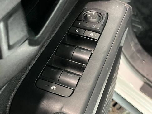 Used 2025 Toyota Tacoma SR5 AWD/4WD image 34