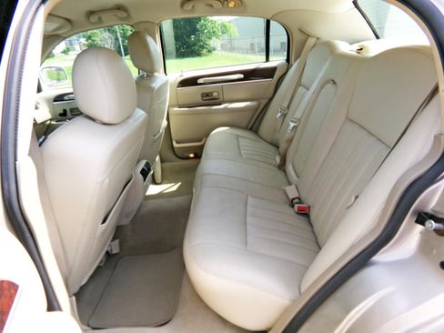Used 2007 Lincoln Town Car Signature RWD image 11