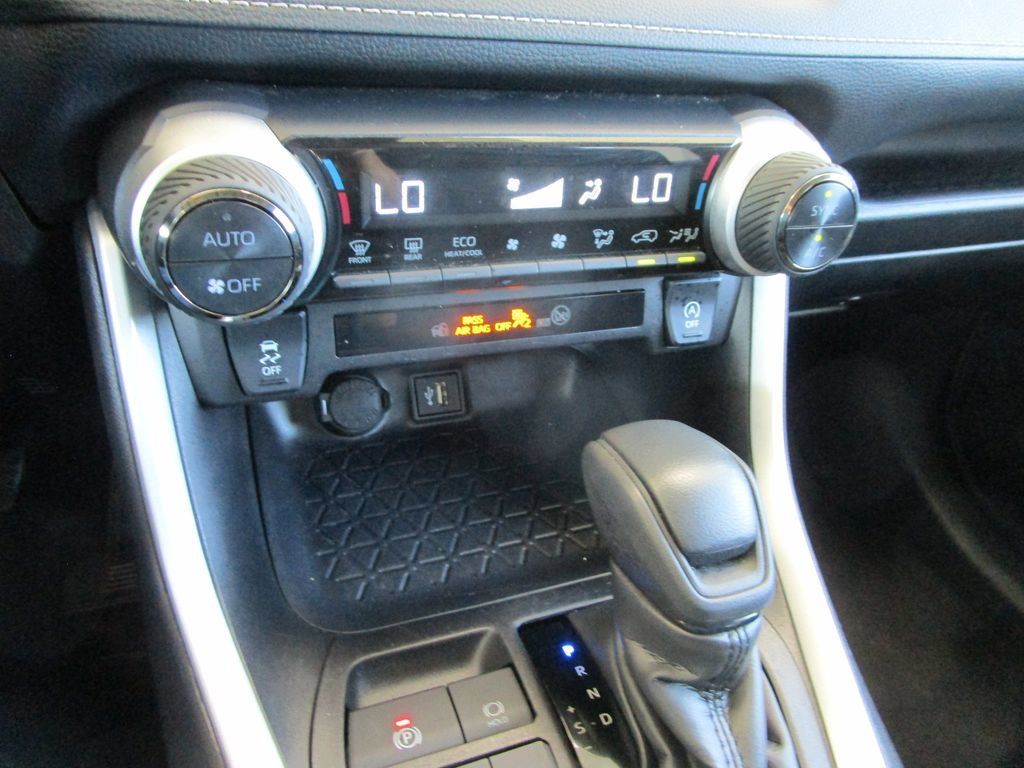 Used 2025 Toyota RAV4 XLE FWD image 34