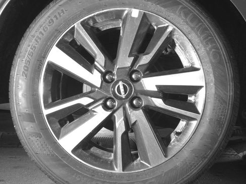 Used 2025 Nissan Versa SV FWD image 12
