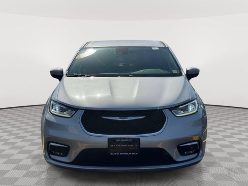 Used 2023 Chrysler Pacifica Touring-L FWD image 2