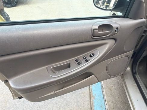 Used 2004 Chrysler Sebring LX FWD image 9