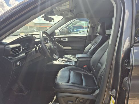 Used 2020 Ford Explorer XLT w/ Equipment Group 202A RWD image 2