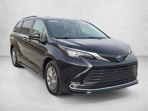 Used 2024 Toyota Sienna XLE image 3